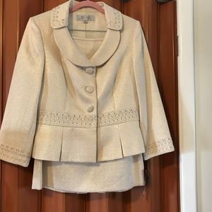 Tahari Arthur S Levine gorgeous skirt suite. 10